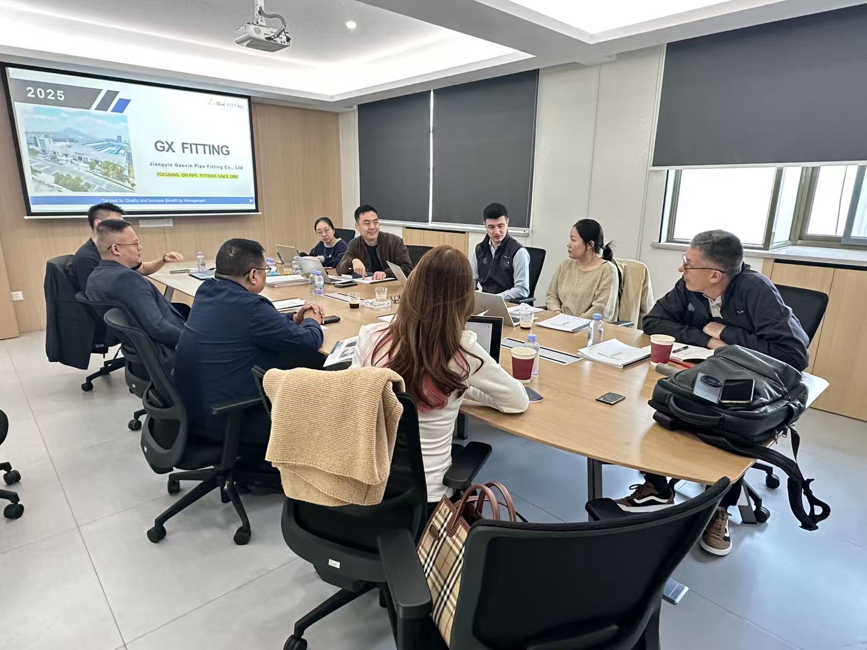 هیئت مشتری برای تبادل فنی و همکاری از کارخانه ما بازدید می کند